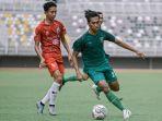 pemain-persebaya-berduel-dengan-pemain-nzr-sumbersari-di-stadion-gbt.jpg