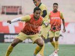 pemain-persebaya-surabaya-saat-mengikuti-latihan-tim-di-surabaya.jpg