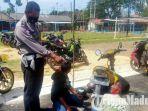 pemilik-motor-saat-memasang-berbagai-onderdil-di-motornya-di-kantor-satlantas-polres-pamekasan.jpg