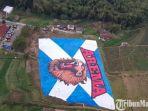Aremania Bentangkan Bendera Raksasa Sambut HUT Arema ke-32, Dibutuhkan Biaya hingga Rp 80 Juta