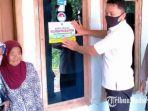 pendamping-pkh-dan-petugas-gabungan-tni-polri-saat-menempelkan-stiker-di-rumah-kpm.jpg