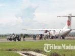 penerbangan-wings-air-sumenep-surabaya-saat-menurunkan-penumpang-di-bandara-iii-trunojoyo-sumenep.jpg
