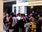 pengambilan-jenazah-dirsud-dr-soedarsono-pasuruan.jpg