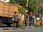 pengamen-jalanan-sedang-beraksi-di-pamekasan-madura.jpg