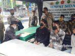 pengamen-jalanan-yang-diamankan-satpol-pp-pamekasan-saat-didata.jpg