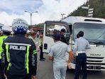 pengecekan-kelayakan-kendaraan-travel-dan-bus-saat-hendak-memasuki-jalan-cemoro-sewu.jpg