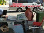 pengendara-motor-asal-tulungagung-di-pos-check-point-bundaran-waru.jpg