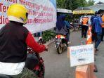 pengendara-saat-memasuki-posko-percepatan-penanganan-covid-19-di-sampang.jpg