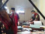 penggeledahan-berkas-di-ruang-kerja-dua-pejabat-dinas-pendidikan-sampang.jpg