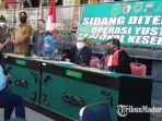 pengguna-jalan-di-kota-madiun-yang-melanggar-karena-tak-mengenakan-masker-disidang-di-tempat.jpg