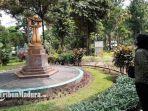 pengunjung-di-taman-ekspresi-mengamati-salah-satu-ornamen-di-dalam-taman-surabaya.jpg