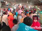 pengunjung-pasar-taradisional-kolpajung-pamekasan-membludak-kamis-882019.jpg