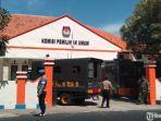 penjagaan-di-depan-kantor-kpu-sampang.jpg