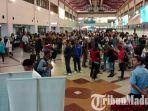 penumpang-ketika-melakukan-check-in-di-terminal-1-bandara-juanda-surabaya.jpg