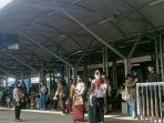 penumpang-saat-memadati-stasiun-gubeng-pada-hari-raya-idul-fitri.jpg
