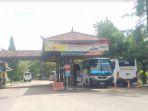 penumpang-sedang-menunggu-saat-akan-naik-bus-di-terminal-arya-wiraraja-sumenep.jpg