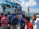 penumpangkmp-bini-andika-saat-tiba-dipulau-masalembu.jpg
