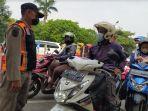 penumpukan-kendaraan-di-bundaran-cito-pada-hari-pertama-ppkm-darurat-di-surabaya.jpg