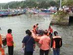 perahu-karet-basarnas-merapat-ke-dermaga-popoh-usai-mengevakuasi-jenazah-di-pantai-coro.jpg