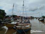 perahu-nelayan-bersandar-dan-pelabuhan-tanglok-kecamatan-sampang.jpg