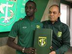 persebaya-surabaya-memperkenalkan-makan-konate-sebagai-pemain-barunya.jpg