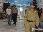 personel-polres-pamekasan-dan-personel-satpol-pp-pamekasan-saat-melakukan-razia-di-cafe-king.jpg