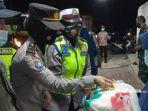 personel-polres-pamekasan-saat-membagikan-bansos-beras-ke-masyarakat.jpg