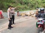 personel-satlantas-polres-pamekasan-madura-melakukan-pengamanan-arus-lalu-lintas.jpg