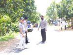 personel-satlantas-polres-pamekasan-saat-melakukan-olah-tkp-di-jalan-raya-pasean.jpg