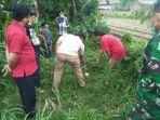 petugas-dibantu-warga-menunjukkan-lokasi-penemuan-bayi-laki-laki-di-dusun-sawahan.jpg