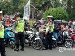 petugas-gabungan-razia-dan-memeriksa-sejumlah-kendaraan-yang-melintas-di-jl-a-yani-kota-blitar.jpg