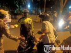 petugas-gabungan-saat-memberhentikan-salah-satu-pengendara-di-area-taman-monumen-arek-lancor.jpg