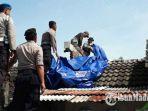 petugas-kepolisian-bersama-tni-saat-membantu-memperbaiki-rumah-rumah-korban-puting-beliung.jpg