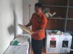 petugas-kpu-kota-malang-memeriksa-logistik.jpg