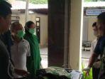 petugas-membawa-jasad-bayi-perempuan-dibawa-ke-rsud-mardi-waluyo-kota-blitar.jpg
