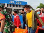 petugas-membawa-tubuh-korban-ke-rsud-mardi-waluyo-kota-blitar-selasa-21122021.jpg