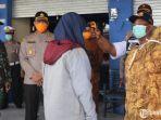 petugas-mengecek-kesehatan-penumpang-terminal-patria-kota-blitar.jpg