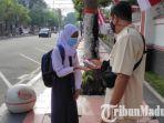 petugas-mengecek-suhu-tubuh-salah-siswa-di-smpn-1-kota-blitar.jpg