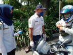 petugas-saat-melakukan-screening-kendaraan-masuk-ke-surabaya-di-hari-kedelapan-psbb.jpg