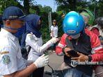 petugas-saat-melakukan-screening-kendaraan-masuk-ke-surabaya-di-hari-keempat-psbb.jpg