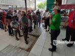 petugas-satpol-pp-kabupaten-tuban-dan-pengunjung-membeludak-di-swalayan.jpg