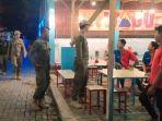 petugas-satpol-pp-kota-kediri-menghentikan-acara-nobar.jpg