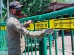 petugas-satpol-pp-menutup-gerbang-akses-masuk-area-pasar-asem-payung-sukolilo.jpg