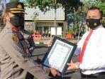 piagam-penghargaan-kepada-puluhan-anggota-polres-sampang.jpg