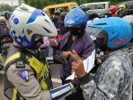 pihak-kepolisian-berjaga-di-pos-penyekatan-bundaran-waru-pada-hari-pertama-ppkm-darurat.jpg