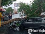 pohon-tumbang-menimpa-mobil-parkir-dan-rombong-pkl-di-jl-hayam-wuruk-kota-kediri.jpg