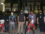 polisi-berpakaian-preman-dari-unit-resmob-satreskrim-polrestabes-surabaya.jpg