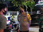 polisi-dan-tni-memberikan-imbauan-pada-pengelola-kafe-di-kota-blitar-patuh-protokol-kesehatan.jpg