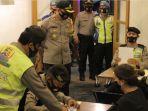 polisi-memberikan-sanksi-kepada-pengelola-kafe-tidak-disiplin-menerapkan-protokol-kesehatan-covid-19.jpg