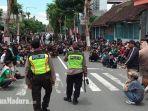 polisi-menenangkan-massa-suporter-yang-berkumpul-di-perempatan-jl-kelud.jpg